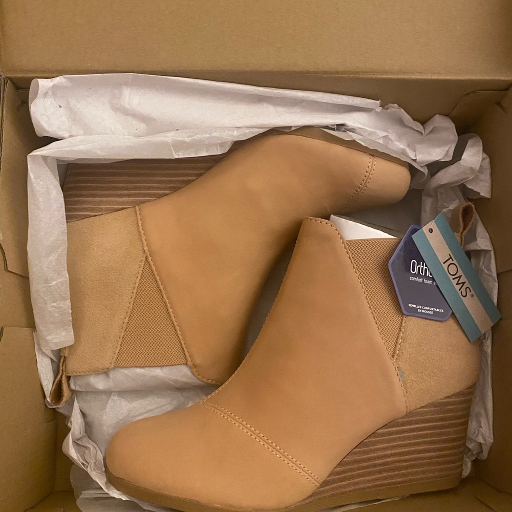 Toms Kelsey Wedge Bootie Womens Size 7.5 Honey Oiled Nubuck/ Suede 2.5” Heel